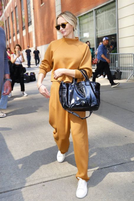 Emily Blunt – Arrive at the Drew Barrymore show in New York