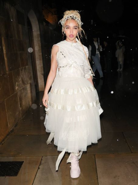 FKA Twigs – Wearing a tiara to Simone Rocha London Fashion Week show