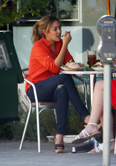 Lauren Conrad Out at Lunch January 7, 2009 – Star Style