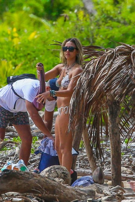 Jessica Alba – Seen on a vacation in Kauai