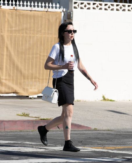 Amanda Bynes – Takes a stroll in the Melrose District of Los Angeles