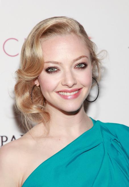 Amanda Seyfried - Premiere Of 'Chloe' At Landmark's Sunshine Cinema On ...