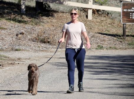 Portia De Rossi – On a morning hike around the hills of Santa Barbara