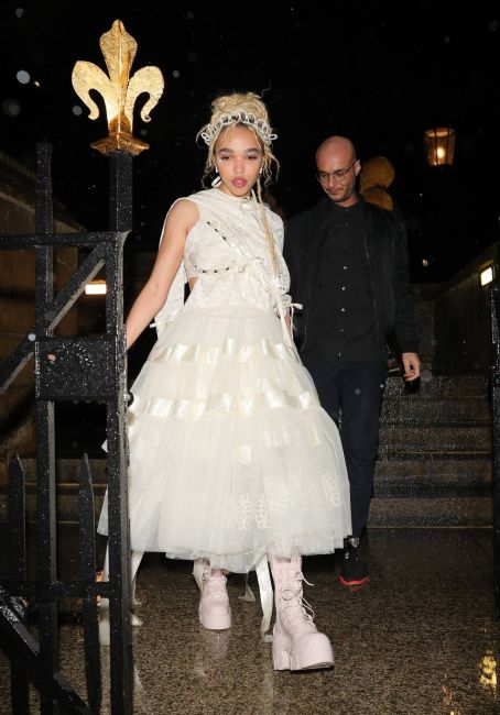FKA Twigs – Wearing a tiara to Simone Rocha London Fashion Week show