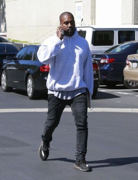 Kanye West has his hands full while attending a meeting in Calabasas ...