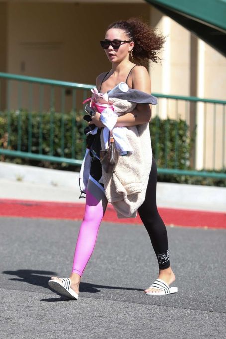Ashley Moore – Arrives at Pilates Class