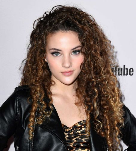 Sofie Dossi – ‘Justin Bieber: Seasons’ Premiere in Los Angeles | Sofie