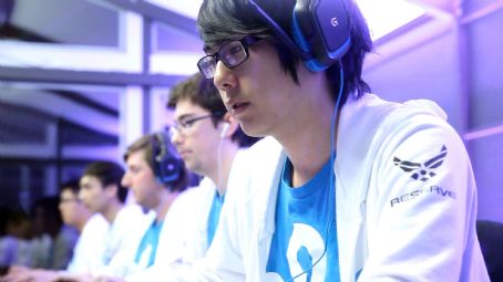 Aui 2000 (video gamer)