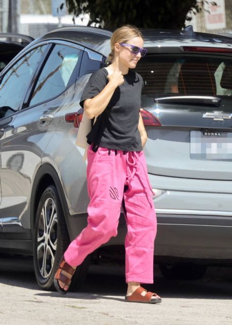 Kristen Bell – Running errand in Los Angeles