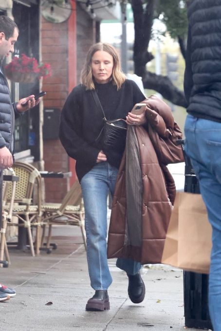 Kristen Bell – Steps out to get lunch in Los Feliz