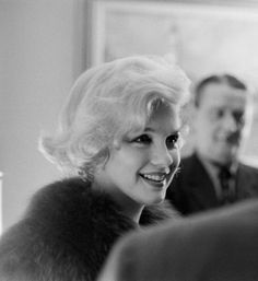 Marilyn Monroe receives the crystal star award | Marilyn Monroe Picture ...