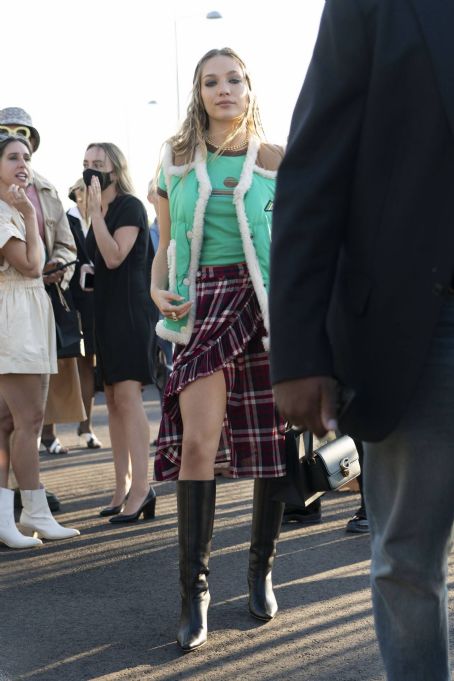 Maddie Ziegler – Arrives Coach fashion show during New York Fashion Week