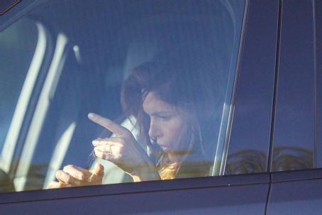 Cindy Crawford – Gets stuck in Los Angeles traffic - FamousFix