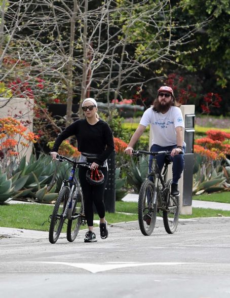 Kate Hudson – Bike Ride in Pacific Palisades Picture - Photo of Kate