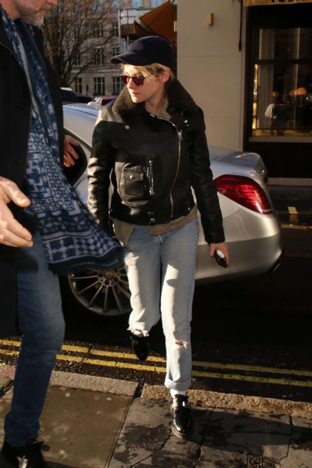 Kristen Stewart – Leaves Capital Radio in London - FamousFix