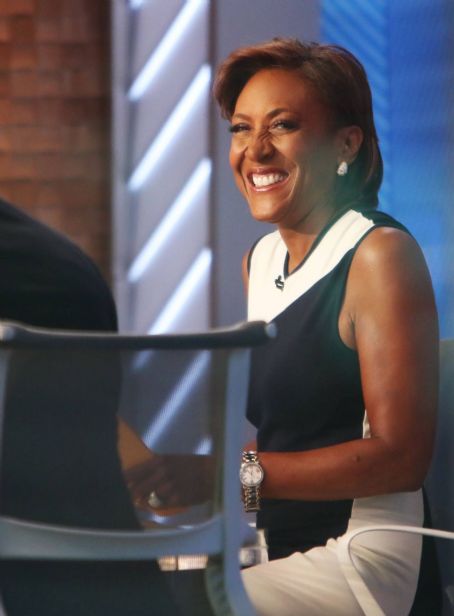 Robin Roberts Good Morning America Set In New York Famousfix 