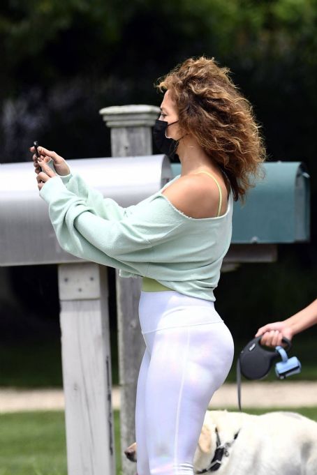 Jennifer Lopez – In white leggings out in Water Mill in New York -  FamousFix.com post