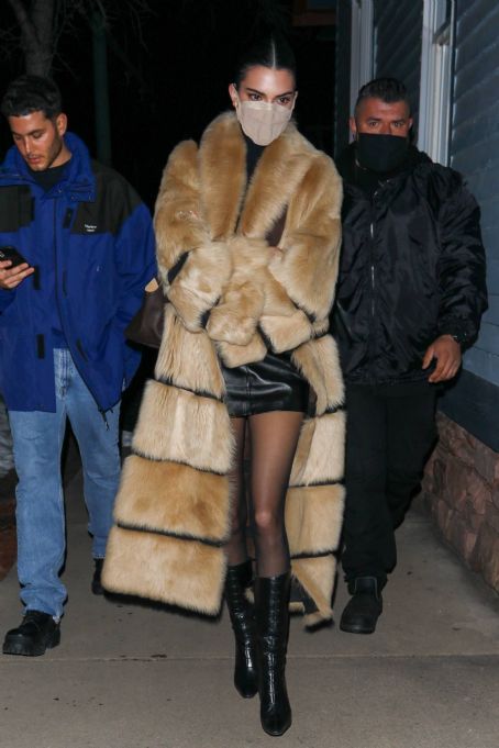 Kendall Jenner – Steps out for dinner with Fai Khadra in Aspen