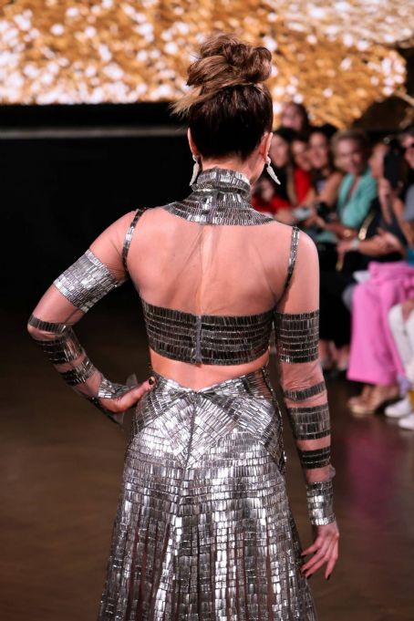 Kate Beckinsale – Naeem Khan fashion show during 2022 NYFW | Kate