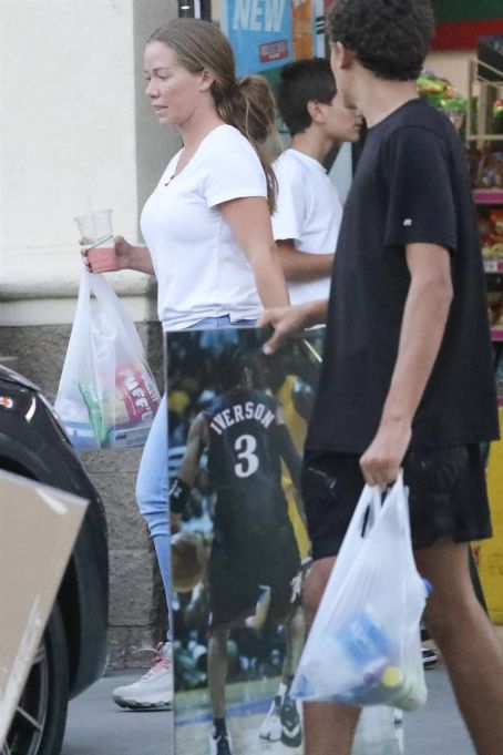 Kendra Wilkinson – Shopping for a Kobe Bryant Poster in Calabasas