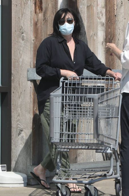 Shannen Doherty – Seen her mother Rosa at Vintage Grocers in Malibu