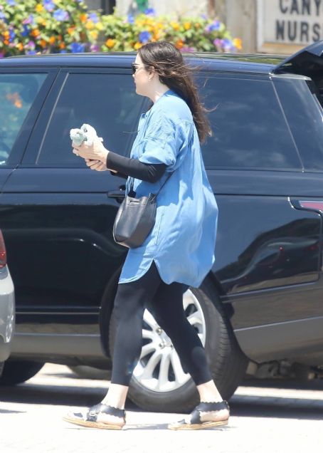 Liv Tyler – Steps out for lunch in Malibu