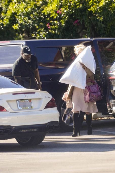 Britney Spears – Seen leaving Los Angeles hotel