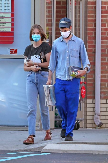 Maya Hawke and Tom Sturridge – Seen at a CVS in The Hamptons - FamousFix