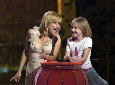 Brittany Murphy and Dakota Fanning - The Teen Choice Awards 2003