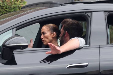 Jennifer Lopez – With Ben Affleck are spotted while out in Los Angeles