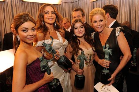 'MODERN FAMILY CAST' - The 19th Annual Screen Actors Guild Awards - Backstage