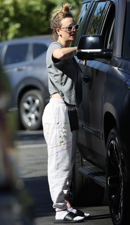 Kaley Cuoco – Seen in a parking lot in Malibu