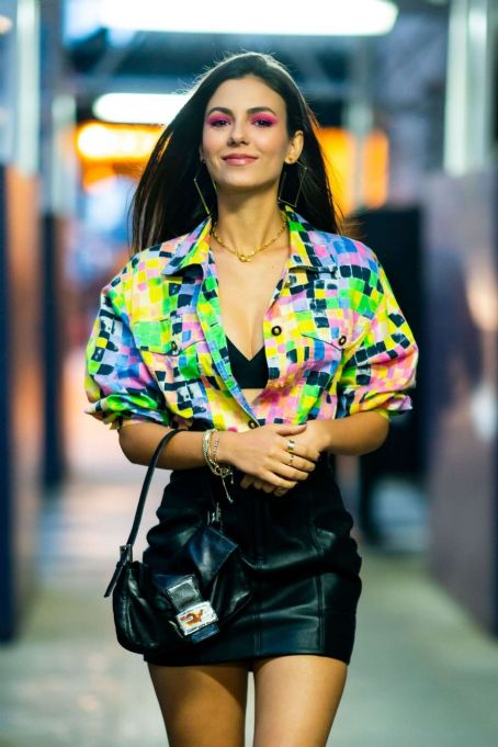 Victoria Justice – out and about in Midtown in NY | Victoria Justice