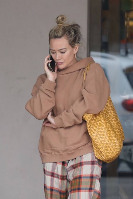 Hilary Duff – Seen outside of Barnes and Noble Bookstore in Studio City