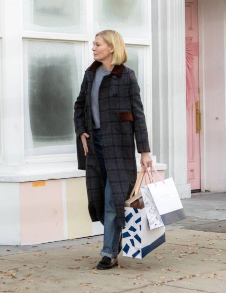 Kirsten Dunst – Christmas shopping near her home in Studio City