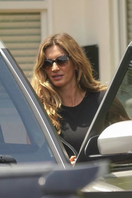 Gisele Bundchen – Seen moving out of her Miami rental