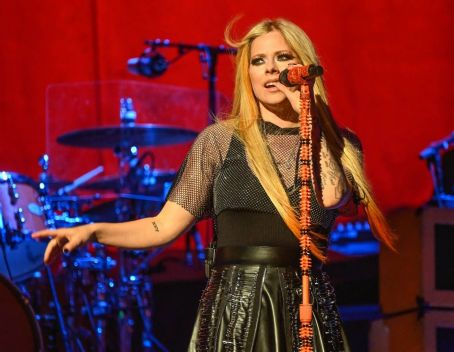 Avril Lavigne – performs at Oakland Arena in Oakland
