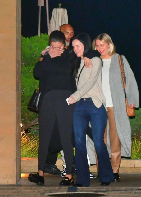Selena Gomez – Seen after dinner with friends at Nobu Restaurant in Malibu