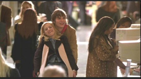 Brittany Murphy and Ashton Kutcher in a drama comedy movie Just Married