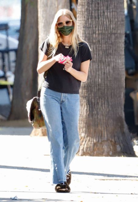 Ashlee Simpson – Was seen out to grab lunch in Los Angeles