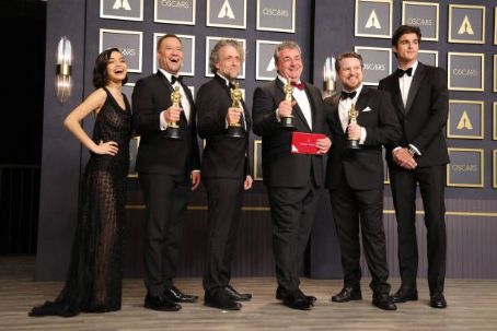 Jacob Elordi and Rachel Zegler with the Winners of the category 'Visual Effects' - The 94th Academy Awards - Press Room (2022)