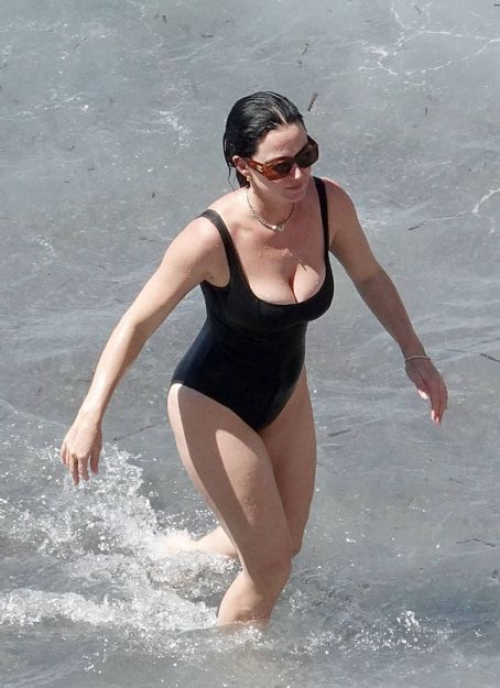 Katy Perry – Spotted in a black swimsuit while on vacation on Positano