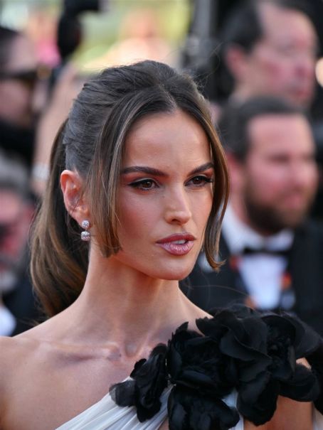 Who is Izabel Goulart dating? Izabel Goulart boyfriend, husband