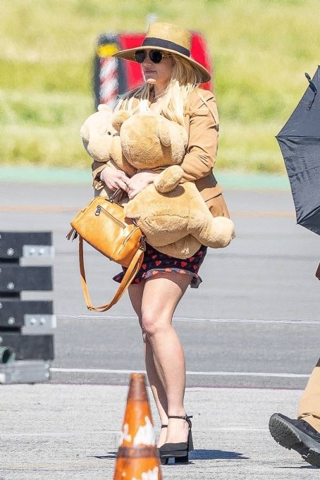 Britney Spears – Departs a private jet after arriving in Los Angeles