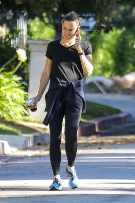 Jennifer Garner – Seen on a stroll in Brentwood
