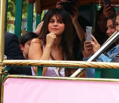 Selena Gomez – Coach Host Meet + Greet with Selena Gomez in Los Angeles