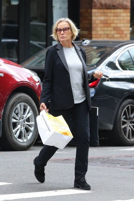 Jessica Lange – Steps out for a retail therapy session in New York
