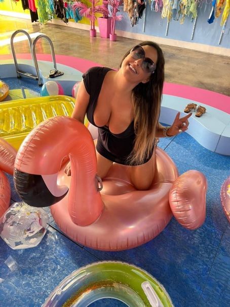 Claudia Romani – Posing at Cupshe Miami Beach pop up store