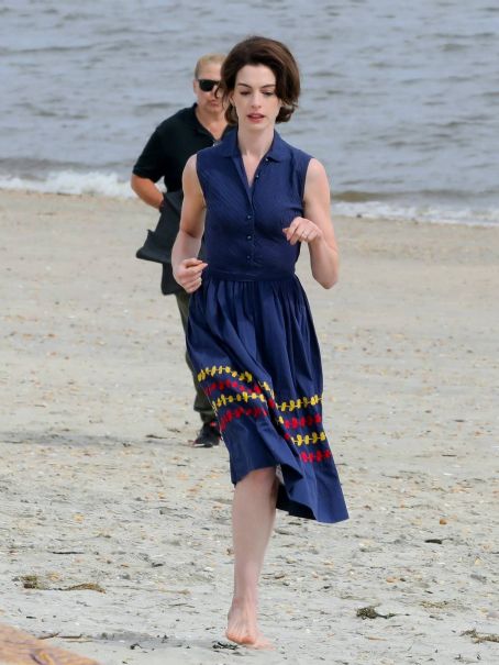 Anne Hathaway – Filming ‘Mothers Instinct’ in Port Monmouth – New Jersey