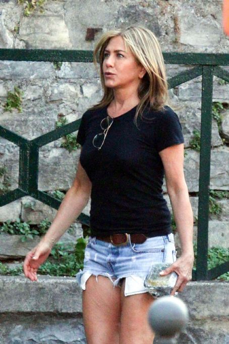 Jennifer aniston jean shorts store